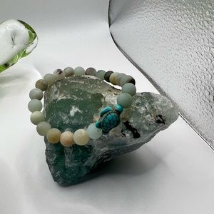 Turtle Bracelet with Raw Green Stones on Elastic Band‎ NEW